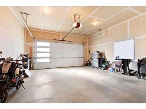 616 Vista Drive Se, Medicine Hat, AB - Indoor Photo Showing Garage