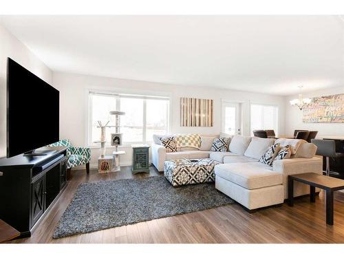 616 Vista Drive Se, Medicine Hat, AB - Indoor Photo Showing Living Room