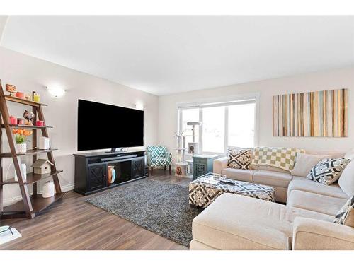 616 Vista Drive Se, Medicine Hat, AB - Indoor Photo Showing Living Room