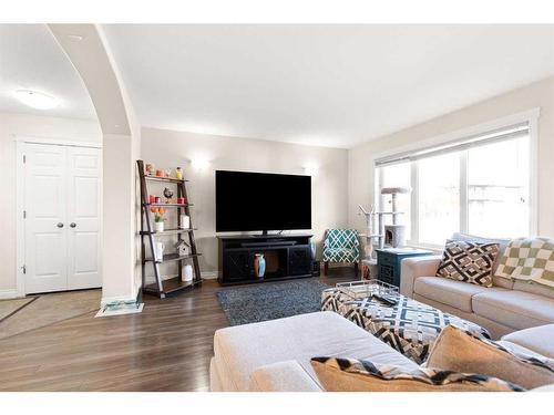 616 Vista Drive Se, Medicine Hat, AB - Indoor Photo Showing Living Room