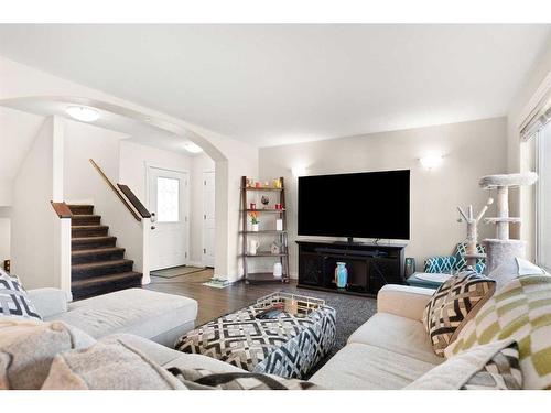 616 Vista Drive Se, Medicine Hat, AB - Indoor Photo Showing Living Room