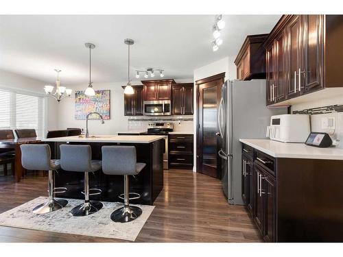 616 Vista Drive Se, Medicine Hat, AB - Indoor Photo Showing Kitchen With Stainless Steel Kitchen With Upgraded Kitchen