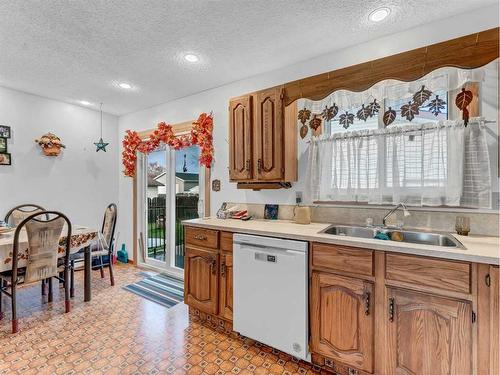 84 Saunders Crescent Se, Medicine Hat, AB - Indoor Photo Showing Kitchen With Double Sink