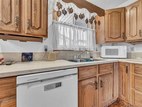 84 Saunders Crescent Se, Medicine Hat, AB - Indoor Photo Showing Kitchen With Double Sink