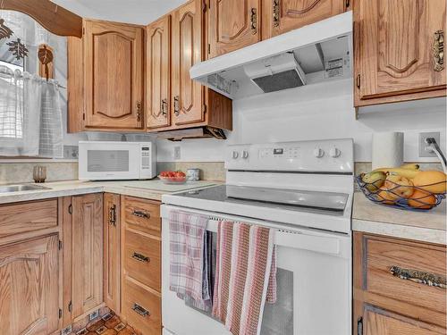 84 Saunders Crescent Se, Medicine Hat, AB - Indoor Photo Showing Kitchen