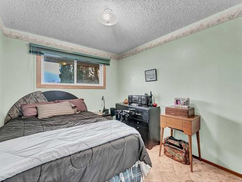 84 Saunders Crescent Se, Medicine Hat, AB - Indoor Photo Showing Bedroom