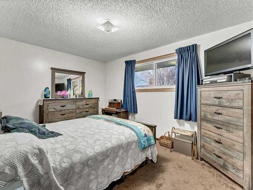 84 Saunders Crescent Se, Medicine Hat, AB - Indoor Photo Showing Bedroom