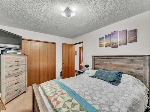 84 Saunders Crescent Se, Medicine Hat, AB - Indoor Photo Showing Bedroom