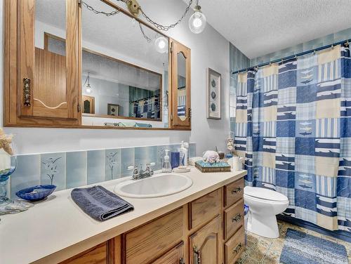 84 Saunders Crescent Se, Medicine Hat, AB - Indoor Photo Showing Bathroom