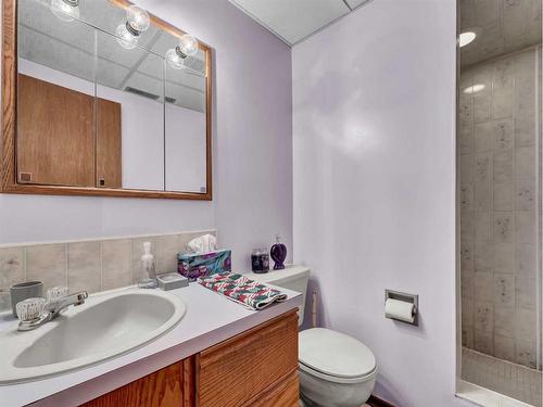 84 Saunders Crescent Se, Medicine Hat, AB - Indoor Photo Showing Bathroom