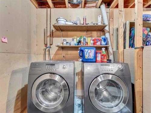 84 Saunders Crescent Se, Medicine Hat, AB - Indoor Photo Showing Laundry Room