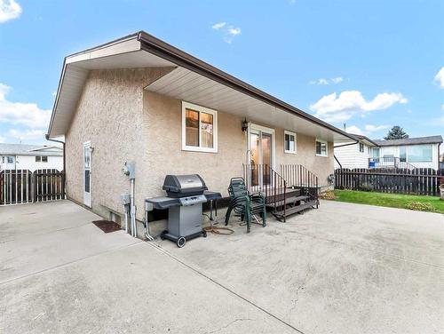 84 Saunders Crescent Se, Medicine Hat, AB - Outdoor With Exterior