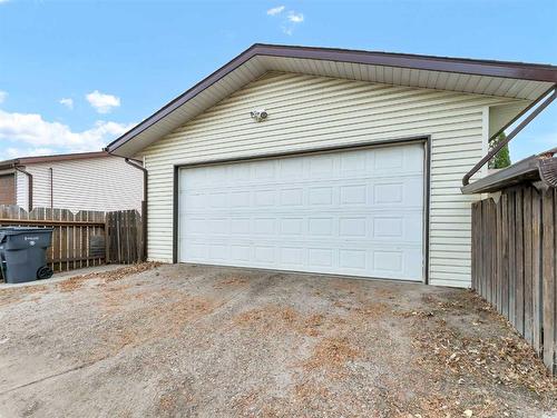 84 Saunders Crescent Se, Medicine Hat, AB - Outdoor With Exterior