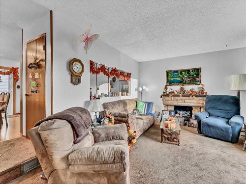 84 Saunders Crescent Se, Medicine Hat, AB - Indoor Photo Showing Living Room