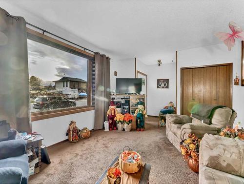 84 Saunders Crescent Se, Medicine Hat, AB - Indoor Photo Showing Living Room