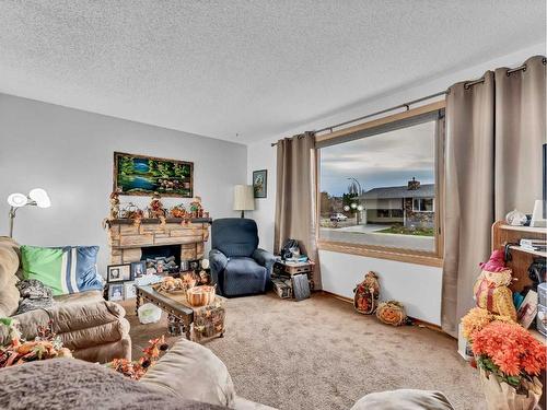 84 Saunders Crescent Se, Medicine Hat, AB - Indoor Photo Showing Living Room