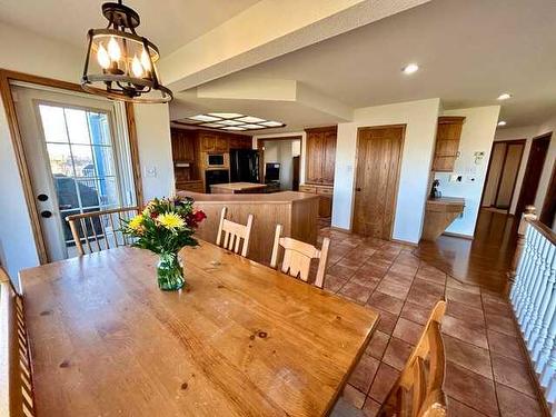 35 Taylor Boulevard Se, Medicine Hat, AB - Indoor Photo Showing Dining Room