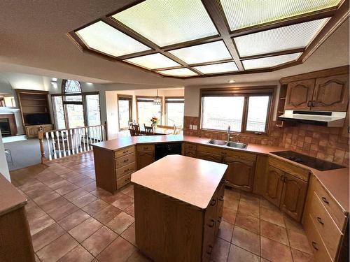 35 Taylor Boulevard Se, Medicine Hat, AB - Indoor Photo Showing Kitchen With Double Sink