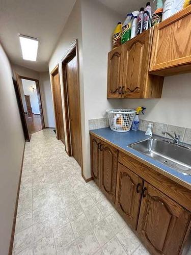 35 Taylor Boulevard Se, Medicine Hat, AB - Indoor Photo Showing Kitchen