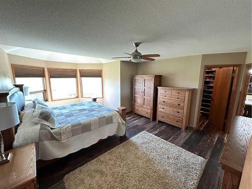 35 Taylor Boulevard Se, Medicine Hat, AB - Indoor Photo Showing Bedroom