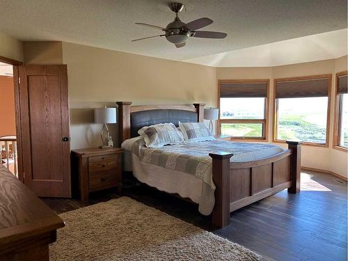 35 Taylor Boulevard Se, Medicine Hat, AB - Indoor Photo Showing Bedroom