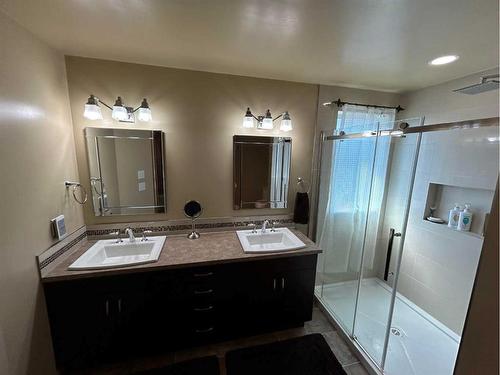 35 Taylor Boulevard Se, Medicine Hat, AB - Indoor Photo Showing Bathroom