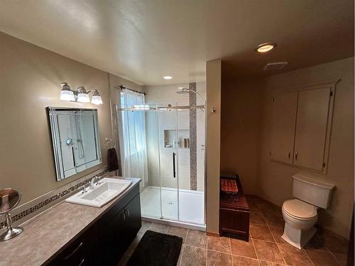 35 Taylor Boulevard Se, Medicine Hat, AB - Indoor Photo Showing Bathroom