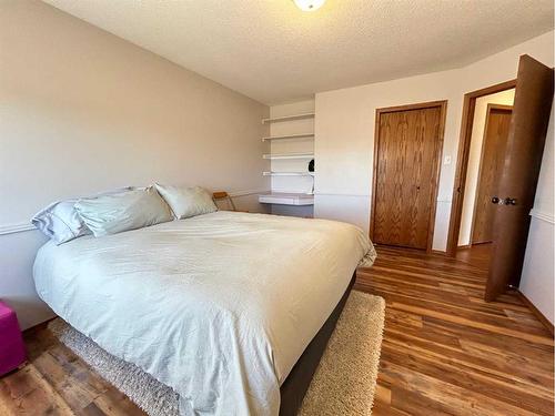 35 Taylor Boulevard Se, Medicine Hat, AB - Indoor Photo Showing Bedroom