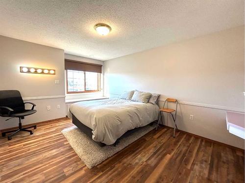 35 Taylor Boulevard Se, Medicine Hat, AB - Indoor Photo Showing Bedroom