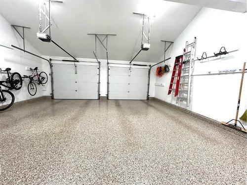 35 Taylor Boulevard Se, Medicine Hat, AB - Indoor Photo Showing Garage