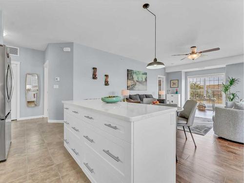 537-201 River Ridge Drive Nw, Medicine Hat, AB - Indoor Photo Showing Kitchen