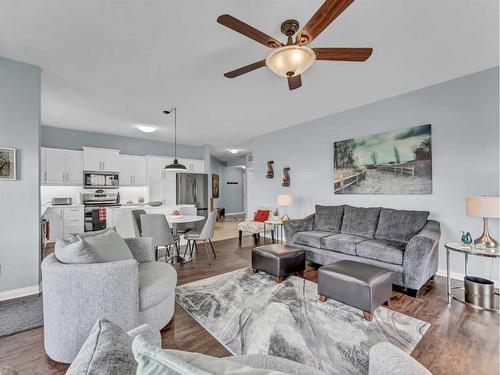 537-201 River Ridge Drive Nw, Medicine Hat, AB - Indoor Photo Showing Living Room