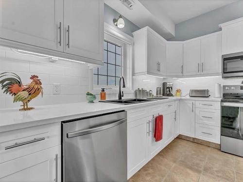 537-201 River Ridge Drive Nw, Medicine Hat, AB - Indoor Photo Showing Kitchen With Double Sink