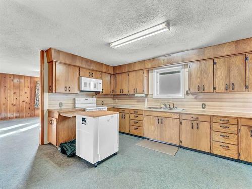 4516 Township Road 130, Rural Cypress County, AB - Indoor Photo Showing Kitchen With Double Sink