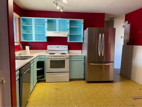 77 Cameron Road Se, Medicine Hat, AB - Indoor Photo Showing Kitchen With Double Sink