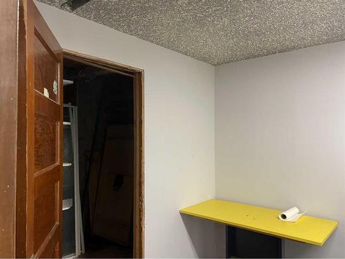 77 Cameron Road Se, Medicine Hat, AB - Indoor Photo Showing Other Room