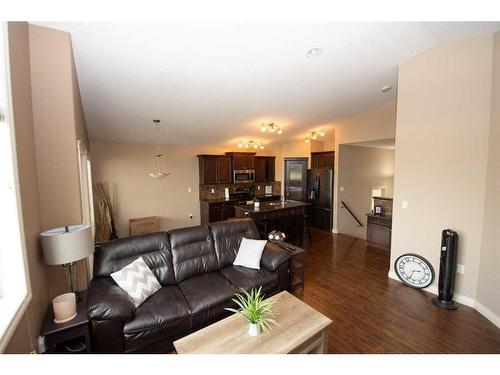 20 Somerside Way Se, Medicine Hat, AB - Indoor Photo Showing Living Room