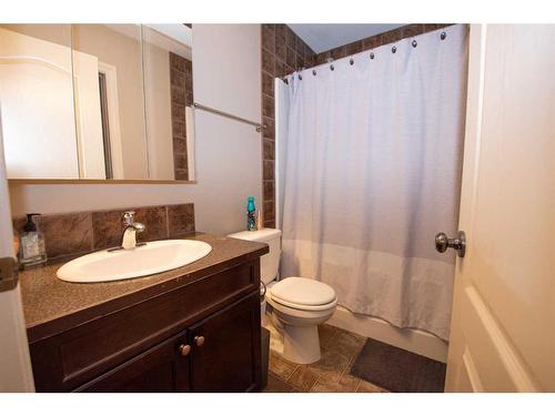 20 Somerside Way Se, Medicine Hat, AB - Indoor Photo Showing Bathroom