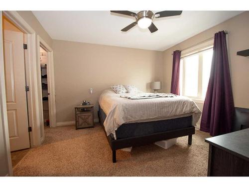 20 Somerside Way Se, Medicine Hat, AB - Indoor Photo Showing Bedroom