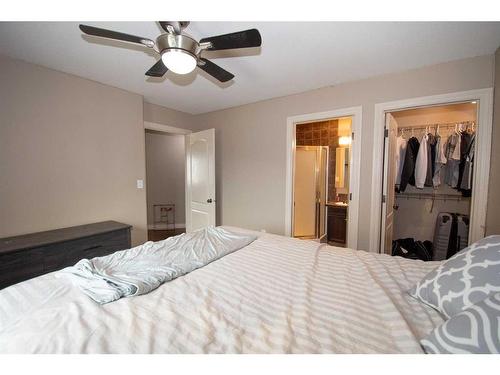 20 Somerside Way Se, Medicine Hat, AB - Indoor Photo Showing Bedroom