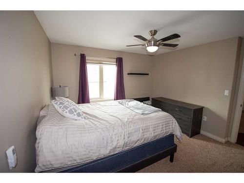 20 Somerside Way Se, Medicine Hat, AB - Indoor Photo Showing Bedroom