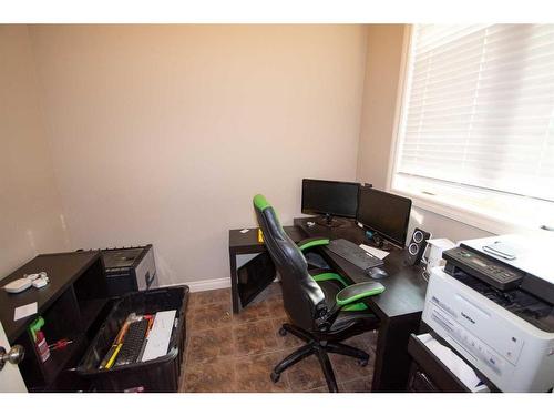 20 Somerside Way Se, Medicine Hat, AB - Indoor Photo Showing Office