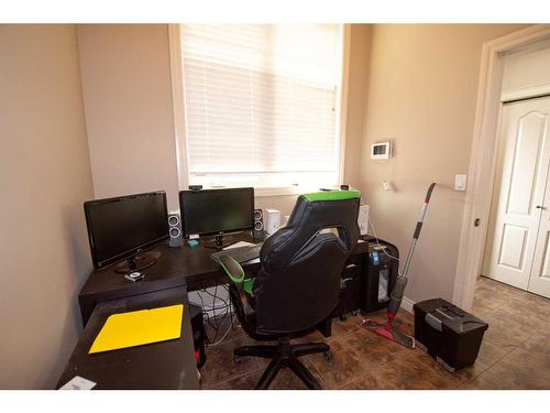 20 Somerside Way Se, Medicine Hat, AB - Indoor Photo Showing Office