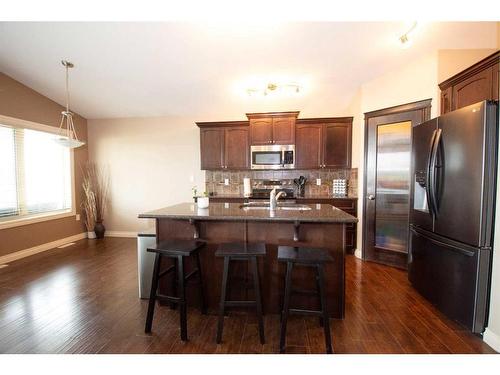 20 Somerside Way Se, Medicine Hat, AB - Indoor Photo Showing Kitchen With Upgraded Kitchen