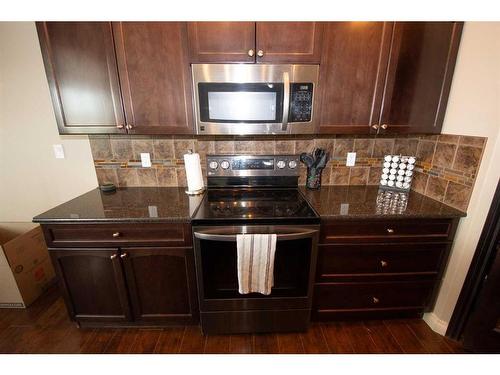 20 Somerside Way Se, Medicine Hat, AB - Indoor Photo Showing Kitchen