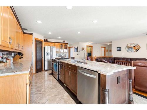 14 Riverview Drive Se, Redcliff, AB - Indoor Photo Showing Kitchen