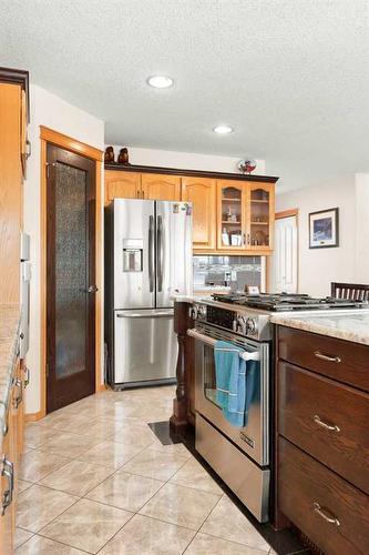 14 Riverview Drive Se, Redcliff, AB - Indoor Photo Showing Kitchen