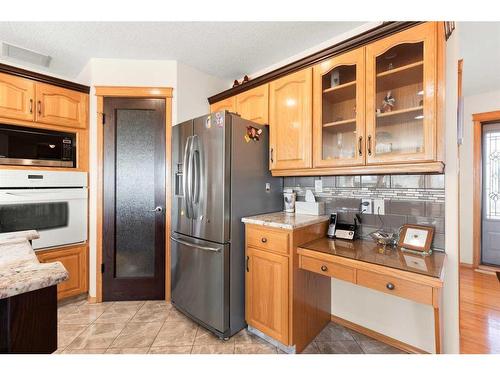 14 Riverview Drive Se, Redcliff, AB - Indoor Photo Showing Kitchen