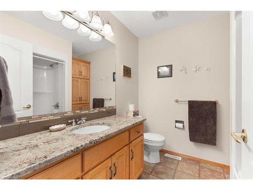 14 Riverview Drive Se, Redcliff, AB - Indoor Photo Showing Bathroom