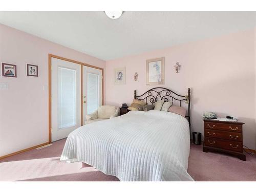 14 Riverview Drive Se, Redcliff, AB - Indoor Photo Showing Bedroom